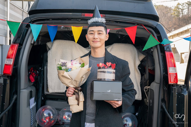 Thank you for letting me look back.Actor Park Seo-joon expressed his feelings of successfully completing One Clath.JTBCs gilt play One Clath, which Park Seo-joon played as Main actor, finished with its highest audience rating of 16.5% (based on Nielsen Korea).Park Seo-joon said, One Clath is a thankful work that has made me look back on myself and think about my future life. I hope this drama will be a healing time for you.I hope you have a sweet night every day, and I would like to thank you for watching me and I will visit you with a better acting in the future. In the last episode of One Clath, Joy Seo (Kim Dae-mi) and Park Seo-joon, who dream of a happy future, were finally drawn.Meanwhile, Park Seo-joon participates in Lee Byung-huns film Dream, which directed extreme job.
