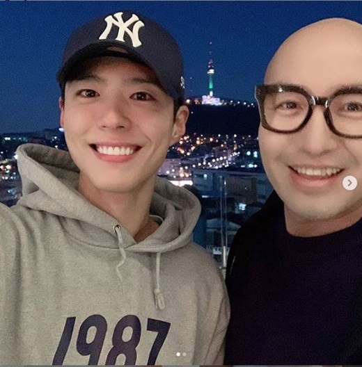 Broadcaster Hong Seok-cheon reported on the latest.Hong Seok-cheon said on his Instagram on the 22nd, If there is a light person, it is # Park Bo-gum. If you have a light person, # Itaewon Class director who finished last episode last night, When I saw it, I always sent # Itaewon Class, who loves to be loved for a long time, and the directors staff members have been happy for a while. I was happy. I was so happy.I am comfortable and good for you. I am a good brother. # My Sky # Accounting Team and posted a picture with the phrase.JTBC gilt drama Itaewon Klath ended with 16 episodes on the 21st; Park Bo-gum made a surprise appearance as Hunan Chef on the 21st finale.Hong Seok-cheon is appearing on Channel A Ive heard of the rumor.