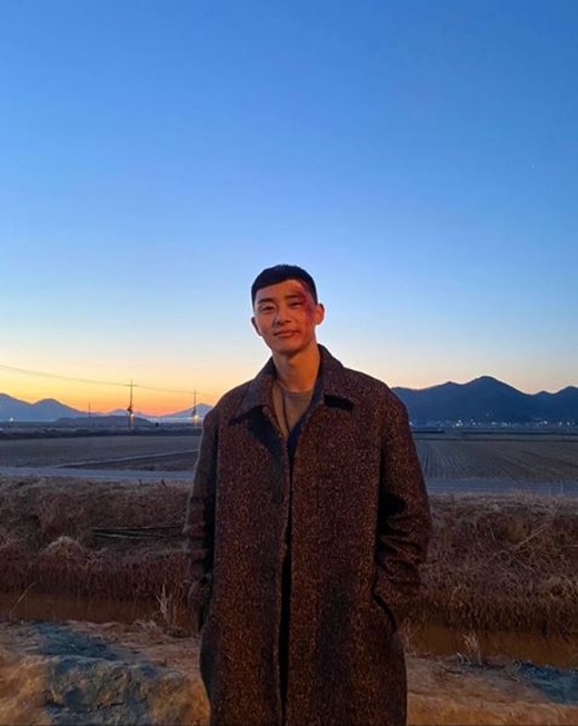 Actor Park Seo-joon reported on the current situation through SNS.Park Seo-joon wrote on his Instagram on the 22nd: Last Nights Curry, Tomorrows Bread is too sweet.Now Im a little bit awake. I feel more rewarded by the love and interest of many people who have been running for seven months without mind.With the new, the human Park Seo-joon also feels more grown.I am deeply grateful to all the crew and actors who have once again thought about my beliefs and values in my life, and now I am left with another diary of my own.Thank you for saving me, for giving me one and for loving me. It was a more beautiful moment and a perfect moment because I was with you.Happy and healthy. Park Seo-joon became very popular as Park Sae-roi in JTBCs Golden Dragon Itae One Clath which was concluded on the 21st.Meanwhile, Park Seo-joon will continue his ten-day journey through the film Dream, directed by Lee Byung-hun, an extreme job.