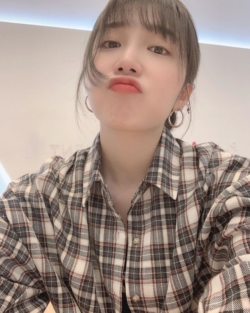 Group Apink member Jung Eun-ji boasted a cute visual.Jung Eun-ji posted a photo on his Instagramgram on March 21 with an article entitled Nae Uh Kkae Tae Pyeog Yang (my shoulder Pacific Ocean).Inside the photo was a picture of Jung Eun-ji in a checkered shirt, staring at the camera with her lips all the way out.Jung Eun-jis remorseful look catches his eye.The fans who responded to the photos responded Its so cute, Heart stops and Its lovely.delay stock