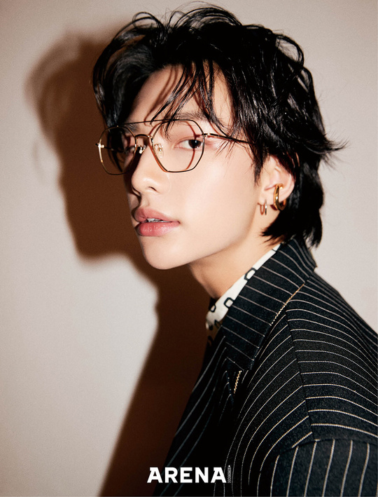 Stray Kids Hyunjin and Reno showed off their mature charmA pictorial featuring a different charm of Stray Kids members Reno and Hyunjin was released on March 22.Reno and Hyunjin, who stare at the same place in black suits and white suits in black backgrounds, showed a mature charm different from usual group activities.It is the back door that showed the classic charm by digesting the suit like a model and impressed the staff in the field.In an interview after shooting, Reno said, I did not lose my love of dancing from the time I was a backup dancer of BTS to the time of JYP trainee, debuting until now.When choreographing, you get stress, but when you dance, the stress is released. The job satisfaction is the best.bak-beauty