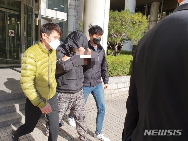 [서울=뉴시스] 정윤아 기자= '박사방 사건' 핵심 피의자 조모(가운데)씨가 지난 19일 서울중앙지법 원정숙 영장전담 부장판사 심리로 열린 구속 전 피의자 심문(영장실질심사)을 진행했다. 조씨 혐의는 아동청소년의 성보호에 관한 법률 위반(음란물제작 배포 등)이다. 2020.03.19. yoona@newsis.com