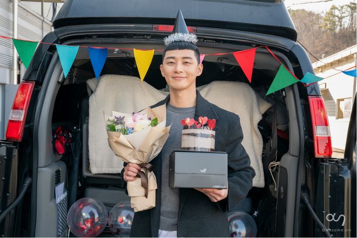 Park Seo-joon said on the 22nd, Itae One Clath is a thankful work that has made me look back on myself and think about my future life. I hope this drama will be a healing time for you.I hope you will have a sweet night every day. Park Seo-joon took on the Web toon character Park Roy of the same name in Itae One Clath and collected topics from the beginning of the drama with perfect synchro rate.He showed a short hairstyle and a hip street look that ripped off Web tone and drove a Roy style craze to viewers and broadcasters.Park Seo-joon showed comfort and courage to viewers by drawing a sympathy store from the youth who keeps his own conviction in his work, and as a result, he captivated both the topic and the audience rating and showed his power to lead the gold drama.Park Seo-joon stars in the film Dream directed by Lee Byung-hun, Extreme Job as his next film.