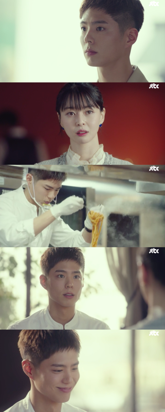 Just two minutes was enough. Park Bo-gum made the last episode of Itaewon Klath into a heart-throbbing melodrama.Oh Soo-ah (Kwon Na-ra) runs his restaurant out of the store at the last episode of JTBCs Itaewon Klath broadcast on the 21st.A new chef came to the meeting and it was Park Bo-gum.Hong Seok-cheon expressed his affection, saying, I should be in the hall, that face.Oh Soo-ah also opposed the first impression of Park Bo-gum, but said, I should cook well and pick.But Park Bo-gums hand taste was great.He made Pasta, and he asked, Do you fit your mouth? Oh Soo-ah, who had a bite, gave a passing score saying, Is it possible to go to work tomorrow?From its appearance, the halo of Park Bo-gum was great.When I turn back to the sunshine in one body, when I concentrate on cooking in the kitchen, when I look at Oh Soo-ah, which eats Pasta deliciously, and so on.It was Park Bo-gum Klath, who was just two minutes in the movie, and was the last film of the episode of Itaewon Klath, which is why viewers are still enthusiastic after the end of the show.In fact, he was warm from the special appearance itself.Kim Seong-yoon PD of Itaewon Clath directed KBS 2TV Gurmigreen Moonlight in 2016, when Park Bo-gum, who had a relationship with him, showed his righteousness with his friendship appearance.Kim Seong-yoon PD left KBS after receiving favorable reviews for leading the Gurmigreen Moonlight to 23.3% of the audience rating and moved to JTBC in March 2017.Itaewon Clath is the next work in about four years and the first work directed by JTBC.For this reason, Park Bo-gum was cheerfully appearing in a special appearance and cheered Kim Seong-yoon PD.Even though it was a two-minute appearance, it gave out a force that made Itaewon Klath a melodrama for a moment.itaewon clath