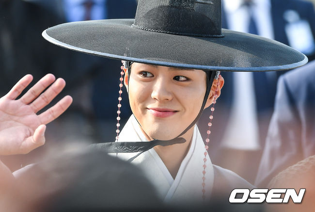 Just two minutes was enough. Park Bo-gum made the last episode of Itaewon Klath into a heart-throbbing melodrama.Oh Soo-ah (Kwon Na-ra) runs his restaurant out of the store at the last episode of JTBCs Itaewon Klath broadcast on the 21st.A new chef came to the meeting and it was Park Bo-gum.Hong Seok-cheon expressed his affection, saying, I should be in the hall, that face.Oh Soo-ah also opposed the first impression of Park Bo-gum, but said, I should cook well and pick.But Park Bo-gums hand taste was great.He made Pasta, and he asked, Do you fit your mouth? Oh Soo-ah, who had a bite, gave a passing score saying, Is it possible to go to work tomorrow?From its appearance, the halo of Park Bo-gum was great.When I turn back to the sunshine in one body, when I concentrate on cooking in the kitchen, when I look at Oh Soo-ah, which eats Pasta deliciously, and so on.It was Park Bo-gum Klath, who was just two minutes in the movie, and was the last film of the episode of Itaewon Klath, which is why viewers are still enthusiastic after the end of the show.In fact, he was warm from the special appearance itself.Kim Seong-yoon PD of Itaewon Clath directed KBS 2TV Gurmigreen Moonlight in 2016, when Park Bo-gum, who had a relationship with him, showed his righteousness with his friendship appearance.Kim Seong-yoon PD left KBS after receiving favorable reviews for leading the Gurmigreen Moonlight to 23.3% of the audience rating and moved to JTBC in March 2017.Itaewon Clath is the next work in about four years and the first work directed by JTBC.For this reason, Park Bo-gum was cheerfully appearing in a special appearance and cheered Kim Seong-yoon PD.Even though it was a two-minute appearance, it gave out a force that made Itaewon Klath a melodrama for a moment.itaewon clath