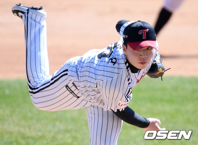 The LG Twins trained at the Jamsil-dong-dong Baseball Stadium in Seoul on the morning of the 22nd.Lee Min-ho of LGs back team is struggling in the fifth inning.