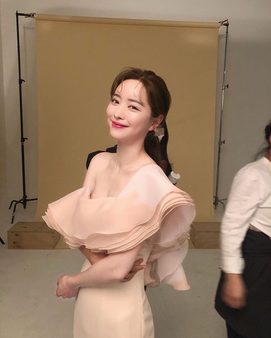 Hong Soo-Ah has released a recent photo taken on the AD shooting site.Actor Hong Soo-Ah posted several photos on his Instagram on the 21st with an article entitled I love you for always transforming my beloved gold staff who have suffered from wearing a # cosmetics AD mask, and I love you.In the public photos, Hong Soo-Ah is preparing with the staff at the cosmetics AD filming site.Hong Soo-Ahs white-colored skin as well as clear features, such as more beautiful visuals caught the eye.Meanwhile, Hong Soo-Ah met with a domestic audience in the role of the main character Chen Tong in the horror film Writing: Eyeless Child released in January.Hong Soo-Ah SNS