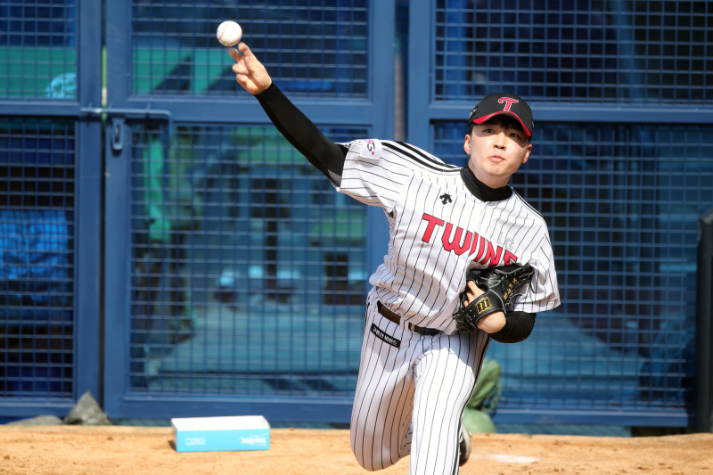 Lee Min-ho, the first-choice rookie of the LG Twins in 2020, will make a relief appearance in Cheongbaekjeon.LG will play its own blue-and-white games at Jamsil-dong Stadium in Seoul on the 22nd. Lee Min-ho will be waiting at the back-team bullpen.The starting pitcher for the Cheong team is Jeong Woo-yeong.The lineup is in the order of Lee Hyung-jong (left field), Shin Min-jae (center), Hong Chang-ki (right field), Park Yong-taek (nominated hitter), Baek Seung-hyun (third baseman), Choi Jae-won (second baseman), Kim Yong-ui (first baseman), Park Jae-wook (captain), Koo Bon-hyuk (shortstop).In the bullpen, Kim Ji-yong, Choi Dong-hwan, Lee Sang-gyu and Lee Sang-young are on standby.The back-up is started by Moonassi.Lee Chun-woong (center fielder), Kim Hyun-soo (left fielder), Chae Eun-sung (right fielder), Kim Ho-eun (first baseman), Kim Min-sung (third baseman), Jeon Min-soo (nominated hitter), Oh Ji-hwan (shortstop), Yoo Kang-nam (capturer) and Jung Joo-hyun (second baseman) will be selected and Lee Min-ho Yeo Geon-wook is preparing for the bullpen.I do not believe in high school grades, said Cha Myung-seok, head of the team, at the time of Lee Min-hos nomination.I started the pitcher late and said I have a short history, but I am confident that I will foster it. I changed my team upbringing system this year.Lee Min-ho said at the rookie draft event last year, The goal is to play in the first group.The best scenario is the opening entry, but even if it does not work, I will prepare hard and show you a good Kyonggi in Group 1. Although no target camp was accompanied, the first team was able to join the training camp after moving to Jamsil-dong.Here was the second chance to play in the Jamsil-dong Cheongbaekjeon.