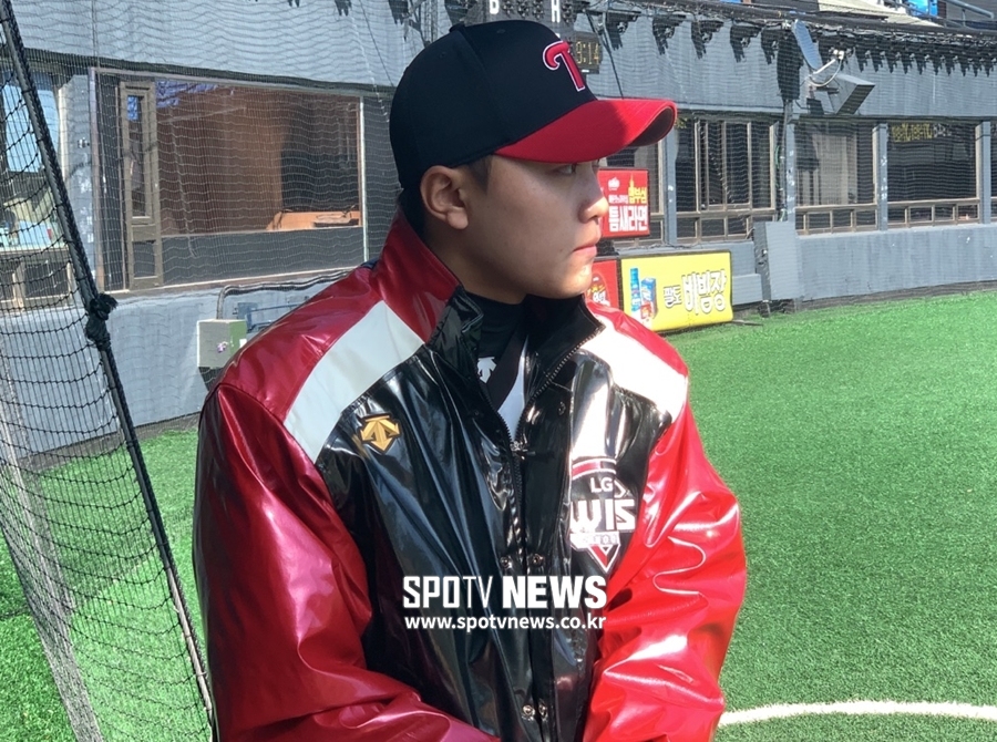 The LG Twins were very satisfied with the draft last year.He said he had brought a lot of good players, including left-handed player Pitcher Kim Yun-stock and infielder Lee Ju-hyung, in the draft following first-place nomination Lee Min-ho.Among them, Kim Yun-stock was expected to play BullpenPitcher in Group 1 right away this season.Kim Yun-stocks goal is more than that: Theres a desire to throw as a starter as well if you just give it to him.Kim Yun-stock came out as the second pitcher for the Cheong team in the Cheongbaek game at Jamsil-dong Stadium on the 22nd, scoring three hits in two innings.- It was my first appearance, but what kind of mind came to Mound.I threw it in a tense but usual way.- I shook my head at the sign several times.I shook my head to throw more of the usual phrase than the ball mix: the first goal was to play, and the second was to put the change ball into the strike zone.I think I need a little more training.- Is it the one who enjoys the original body game?Ive been more confident in my body-side game since I was a kid.- Throwing four types of phrases (straight-slider curve changeup).The slider is still in the clearing; Changeup frequently threw on good days of condition; the curves were originally thrown a lot.- Coach Ryu Joong-il mentioned it as a starting candidate.I always have a desire to throw as a starter; I threw to 55 at Bullpen.- What did you feel when you faced professional first-team hitters?I threw it with confidence in my test. I thought I shouldnt throw it in the middle. I definitely felt the difference in this Kyonggi than last Kyonggi.He picked it up, supported it, even though it went well.- No point is satisfactory.Im satisfied that I stopped it with no points, but I still care a lot about the lack.- Its the first season of excitement, but the opening is delayed by Corona 19. How do you feel?I made a bad body at camp. Im on the way up, so its good for me that the opening is late.- Motive Lee Min-ho was on the mound. What did you talk about?I focused on my own pitches. I usually talk, but I dont talk...- How do you name it (Kim Yun-stock is one year old)?I put the words on and told them to call them (Yoon-sik) type.- If there is an advantage that I want to show in Group 1.I want to make sure the cornerwalk is done - I want to show you that.- I was a rookie, but I did not seem to tremble.I was nervous in Icheon, but I was able to afford it today because it was the second Kyonggi. (Park) Jae-wook gave me a speech and made me throw it comfortably.He said to throw a ball that he wants to throw comfortably even if he turns his sign. A Major Record of Cheongbaekjeon on the 22ndback teamLee Chun-woong 3 Hit, Hyun-soo Kim 3 Hit 2 HitMoonassi 2 innings 1 Pi Hit No., Yeo Geon-uk 2 innings 1 walk and no lossblue teamLee Hyung-jong 3 Hit, Kim Yongs 3 Hit, Park Jae-wook 2 HitJeong Woo-yeong 2 innings 5 Hit 3 runs, Lee Sang-young 1 inning 1 Hit 1 strikeout no runpost-Kyonggi commentscoach Ryu Joong-ilJeong Woo-yeong and Moonassis selection input was to see the possibility of a starter pitcher with condition checks.Lee Min-ho was the first to make the start, but saw the possibility: Kim Yun-stock was the second Kyonggi and the result was fine.Lee Min-ho (21 innings, 4 Fit Hit 2 runs)I first saw Jamsil-dong Stadium Kyonggi and I got to play baseball, and it felt good to throw at Jamsil-dong Mound like that.I tried to concentrate on Kyonggi, and I had a lot of seniors I had never experienced before, but I thought I was a professional.I want to think more and care about it in the next uphill game and make a good pitch. 