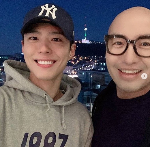 Broadcaster Hong Seok-cheon has commented on actor Park Bo-gum as a lovely being.Hong Seok-cheon wrote on his Instagram on the 22nd, If there is a person who is shining, Park Bo-gum is an Instant Noodle Itaewon Klath special appearance (Park)All the staff on the set are so happy and lovely that they are cheering. Hong Seok-cheon said, It was a short time, but a bright child. The first small role was the child who took it as a great child.Always be loved for a long time with that mind, he praised Park Bo-gum.Hong Seok-cheon said, I said, Ill go to my store and eat. I came to eat with my friend on the real subway. Subway?, Yes.I ride often, its comfortable and good, she revealed her conversation with Park Bo-gum.In addition, Hong Seok-cheon also posted photos taken with Itaewon Clath characters Kwon Na-ra and Park Bo-gum.Park Bo-gum appeared in the last episode of JTBC drama Itaewon Clath which was broadcast on the 21st.