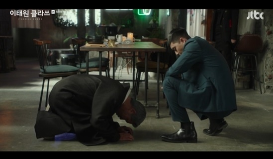 Itaewon Clath Park Seo-joon succeeded in revenge by acquiring Jangga, and also made love with Kim Da-mi.In the final episode of JTBC Itaewon Clath, a comprehensive channel broadcast on the 21st, Park Bo-gum appeared in a special appearance.Park Seo-joon kneeled in front of Jang Dae-hee to save Joe-yool Lee (Kim Da-mi), but said, I feel sorry for the time I tried to catch up with this ugly old man.Then Roy finally found Joe-yool Lee, but Danger was not over.Park, who left Choi Seung-kwon (Ryu Kyung-soo) to take Joe-yool Lee and ran away, conveyed his heart to Joe-yool Lee.My heart is full of you, I love you, its Seo-yool Lee, I love you so much, Park said, hugging Joe-yool Lee.But then Jean (Season Bo-hyun) chased him down, and Roy tried to send Joe-yool Lee first.Joe-yool Lee fled, asking, If the delegate dies, I will die, and Park started his last fight with The Fountainhead.The winner was Roy.The murder teacher, the kidnapping of Osua (Kwon Nara) was followed by accusations of corruption, and Jangga was put on the sale Danger.Jang Dae-hee tried to protect the falling Jangga, but it was a fight that had already ended.Park said, Come back, its a night, as she first said, and then gave me a tofu stew containing a recipe from her father, Park Sung-yeol (Son Hyun-joo).Jang Dae-hee kneeled and wept, saying, I sincerely apologize. But Park said, Do I look like a hogu? Im a businessman.Then, Park bought the long-term and started a loving relationship with Joe-yool Lee.Joe-yool Lee said, I thought I would give you the pain of the boss.I think my empty routine is over to you. Thank you. I love you. Ill let you happy. Roy said, I love you, too.Its Seo-yool Lee, he kissed.Meanwhile, Itaewon Clath sequel The World of Couples will be broadcasted at 10:50 pm on the 27th.Photo = JTBC Broadcasting Screen