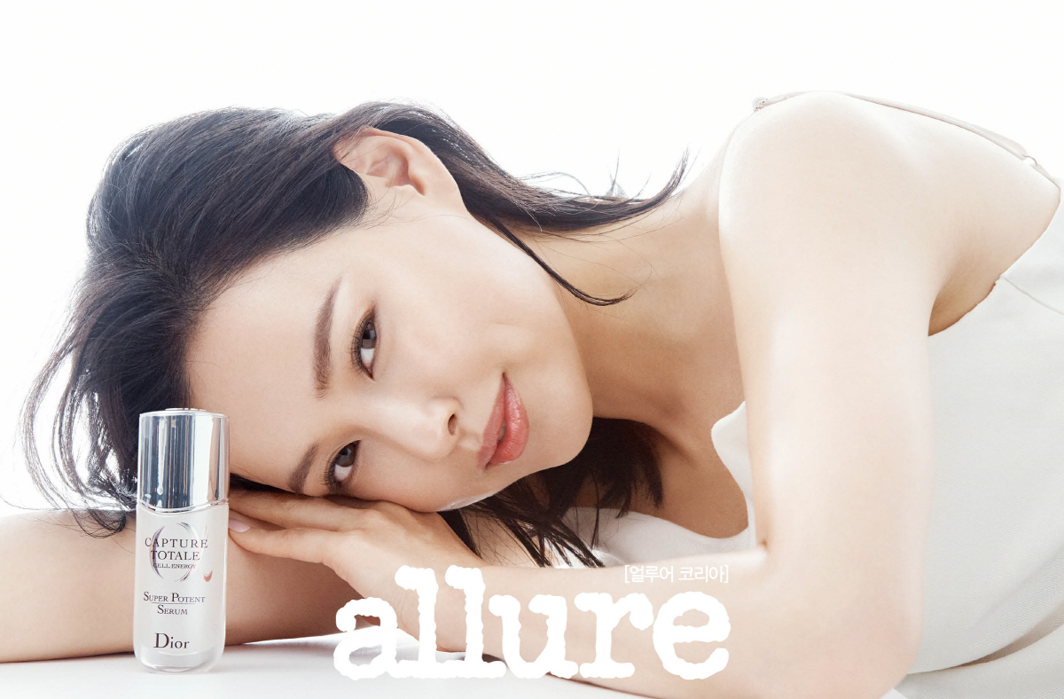 Allure Korea captured the beautiful images of Actor Lee Ha-nui.Lee Ha-nui has demonstrated his own healthy life, the secrets of Skins health, and natural and luxurious beauty in the April picture of Allure Korea.Lee Ha-nui in the picture shows off his healthy body line, which is usually made up of various exercises, and in the interview he also revealed his own beauty habits, health know-how, and beliefs about the environment.Especially on the day of the filming, Lee Ha-nui boasted a healthy skin full of energy despite being a bare face with little makeup.Lee Ha-nuis pictorial and beauty films can be found in the April issue of Allure Korea, through websites and various SNS channels.