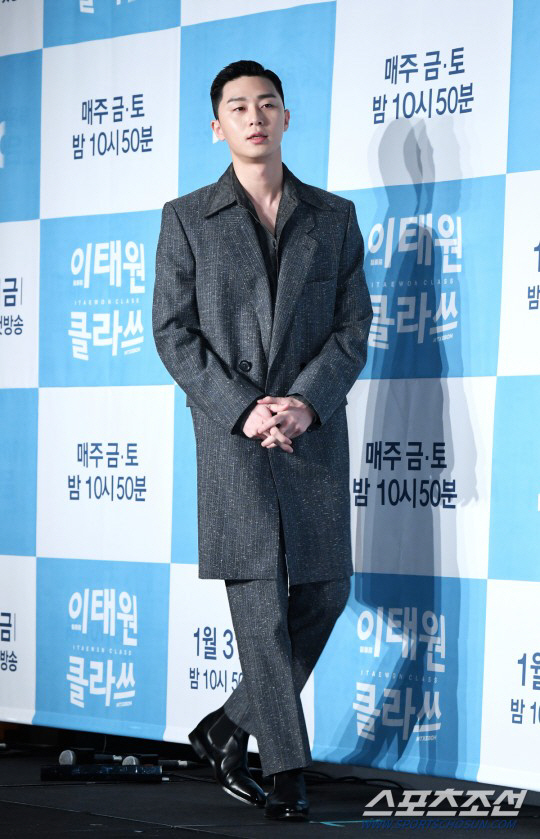 Synchro rate 100% Park Seo-joon certified painting given Gift by Gwangjin writer Actor Park Seo-joon has certified the painting drawn by the author of Itaewon Clath.On the 23rd, Park Seo-joon said through his instagram, I asked the artist to draw one when the drama was finished well at the meeting of Itaewon Clath last year.Thank you. In the public photos, there is a picture of Park Seo-joon in the drama drawn by the author of the webtoon Itaewon Clath, and it boasts a high synchro rate as if it were moving the image of Park Sae-ro in the drama.Earlier on Tuesday, Park Seo-joon opened his instagram saying, Last night the drink was too sweet.I feel more rewarded by the love and interest of many people who have been running for seven months without a mind, he said. I feel like I have grown up with Park Seo-joon with the newbie. JTBC Drama Itaewon Clath End testimonial.Park Seo-joon said, I am sincerely grateful to all the producers and actors who have once again thought about my life and values. Thank you for saving, supporting and loving me.It was a more beautiful moment because I was with you, and it was a finished moment. Happy and healthy. On the other hand, Park Seo-joon played the main character Park Sae-ro in JTBC Itaewon Clath which ended on the 21st.