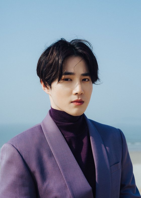 Suho will open a live broadcast Suho exhibition: Love, Lets do on the EXO channel of Naver V LIVE at 8 pm on the 30th.It is a docent program concept in the exhibition, and it is a daily docent that explains the music directly to global music fans.Self-Portrait contains six songs including the title song Love, Lets Love of a warm modern rock genre.Suho participated in the entire song.
