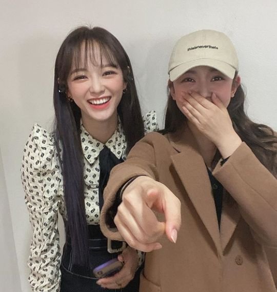 Na Young said on his SNS on the 22nd, I am not burdened by Sejeong at all. I am not obsessed with Cheering.Sejeong posted several photos with the article Polls big hit.In the photo, Na Young and Sejeong are laughing brightly toward the camera.Na Young visited the waiting room of SBS popular song to Cheering Sejeongs Solo activities. The pure beauty and friendly atmosphere of the two people catch the eye.On the same day, Sejeong also released the same photo on his SNS, saying, I love you Kim Na Young.On the other hand, Sejeong announced his first mini album Poll on the 17th.