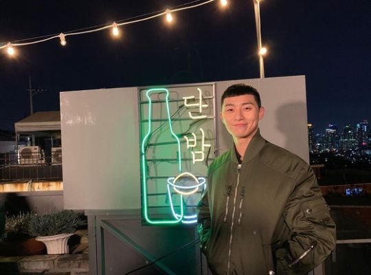 Park Seo-joon posted a picture on his SNS on the 22nd with an article entitled Have a night today.Park Seo-joon in the public photo is standing in front of the signboard of the single night pocha which became the background of JTBC Itae One Clath. He is staring at the camera with a warm Smile.The netizens who encountered the photos responded such as Roy Goodbye, I had a lot of trouble and I will meet again with good works.On the other hand, Park Seo-joon played the role of the main character Park Roy in JTBC Itae One Clath which ended on the 21st.