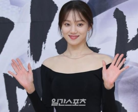 Due to the spread of Corona 19, the government recommends group meetings and religious rallies.Lee Sung-kyung attended the Special Video Prayer Meeting for the Country and the Nation held at the Oryun Church on the 13th, and greeted and praised him.The church released the video Online on the 13th, and the number of views is more than 400,000 views.On the other hand, Lee Sung-kyung has played an active role as Cha Eun-jae in the recent SBS drama Romantic Doctor Kim Sabu 2.