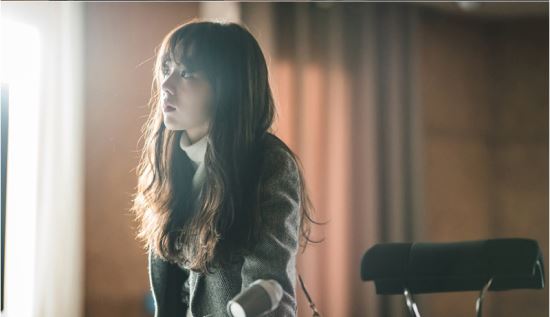 TVNs half-half-class Jung Hae In and Chae Soo-bins recording studio eye contact was captured, and the two people facing each other across the window spread the throbbing.TVNs new Monday/Tuesday (23rd) first airs at 9 p.m., Drama Half is a story about unrequited love that begins, grows, and ends with the meeting of the House of Representatives of Artificial Intelligence Programmers (Jung Hae In) and The Classic recording engineer, Sea Woo-bin.Among them, the half-year-old side will focus attention on Jung Hae In (the House of Representatives) and Chae Soo-bin (the role of Seo Woo) in advance of the first broadcast.Jung Hae In in the public SteelSeries makes his atmosphere and emotions concentrate on the piano melody with delicate touch.Chae Soo-bins gaze, which looks at Jung Hae In, is getting more excited by the pouring bright sunshine.Above all, Jung Hae In - Chae Soo-bins eye contact between the windows of the recording booth makes him breathe in an instant.Jung Hae In, who looks at Chae Soo-bins gaze late and looks at him, and Chae Soo-bin, who can not keep his eyes on him, is reflected in the window, and the completed two shots give a thrill and tension and raise his heart rate.TVNs new drama Half of the Half will be broadcast at 9 p.m. today (23rd) night, when the unrequited N-year artificial intelligence programmer House of Representatives and The Classic recording engineer Seo Woo, who is concerned about his unrequited love, meet and draw.Photosbong-gyu bak