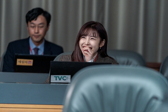Memoir of Warlist has unveiled the scene of the laughing reversal.TVNs Drama Memoir of Warlist (director Kim Hwi-jae-hyun Oh Seung-yeol/playplayplayed by Andoha Hwang Ha-na) will unveil a behind-the-scenes cut full of the reversal charm of Actors on March 23 to catch the eye.In the last broadcast, Camellia (Yoo Seung-ho) revealed the truth of the Jangdori case through live coverage of the hearing.Jinbum is a heretic leader who moves money and power and shakes the country. With the sudden change of public opinion, Park Gi-dans condemnation was in front of him, but a shocking reversal occurred.The fact that Park was killed by someone. Even the memory of witnesses was gone as if it had been cut off with a razor blade.Faced with an improbable reality, Camellias chaotic appearance heightened Mystery, heralding another incident.Memoir of Warlist, which persistently traces events and creates breathtaking tensions, is always full of smiley anti-war charm.Yoo Seung-ho, who is performing delicate and colorful performances from intense action to superpower detective Camellia who synchronizes not only the clues of the case but also the feelings of Victims with Memory scan.Unlike the day when he was angry at the pain of Victims and chased the criminal fiercely, his temperature difference, which emits a bruise with a smile, makes the viewers excited.Another driving force that creates overwhelming attraction every time is meticulousness and passion. Yoo Seung-ho always runs the script stick mode during break time.The script is also inseparable for Lee Se-young, who does not miss the details until the last minute.The genius profiler Han Sun-mi, who has persistent persistence and sharp insight, is in perfect shape by talking to director Kim before shooting.Lee Se-young, who relaxes and reveals the filming scene with a bright smile, also catches the eye.Yoo Seung-ho and Lee Se-young, who are leading the explosive response with the evaluation of successful acting transformation.I am already waiting for the thrilling cooperation of the two people to fight against the appearance of Mystery character who erases Memory.The synergy created by the acting power manle actors is also buried throughout the filming site.The team chemistry of the cheerful actors leads to a strong smoke breathing and is improving the perfection. Unlike the charismatic appearance of Lee Shin-woong, who showed a sense of unity by checking Camellia, he leads the scene with a soft smile.Ko Chang-seok, who is showing off his fatal cuteness as a dere spectator who thinks of Camellia more than anyone else, raises the tension of the filming scene with a loud smile.The reversal of those who watched Camellias hearing, which had been a breathtaking tension in the last broadcast, was also captured.The behind-the-scenes cut, full of laughter, is full of fun to learn, from the camera and eye contact, as well as Yoon Ji-on, who hands the Simkung Son Heart, and Hyosung, who adds vitality to bright energy.Actors performance, which will show perfect team play in the future Mystery events, raises expectations.bak-beauty