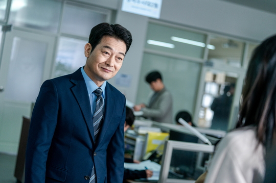 Memoir of Warlist has unveiled the scene of the laughing reversal.TVNs Drama Memoir of Warlist (director Kim Hwi-jae-hyun Oh Seung-yeol/playplayplayed by Andoha Hwang Ha-na) will unveil a behind-the-scenes cut full of the reversal charm of Actors on March 23 to catch the eye.In the last broadcast, Camellia (Yoo Seung-ho) revealed the truth of the Jangdori case through live coverage of the hearing.Jinbum is a heretic leader who moves money and power and shakes the country. With the sudden change of public opinion, Park Gi-dans condemnation was in front of him, but a shocking reversal occurred.The fact that Park was killed by someone. Even the memory of witnesses was gone as if it had been cut off with a razor blade.Faced with an improbable reality, Camellias chaotic appearance heightened Mystery, heralding another incident.Memoir of Warlist, which persistently traces events and creates breathtaking tensions, is always full of smiley anti-war charm.Yoo Seung-ho, who is performing delicate and colorful performances from intense action to superpower detective Camellia who synchronizes not only the clues of the case but also the feelings of Victims with Memory scan.Unlike the day when he was angry at the pain of Victims and chased the criminal fiercely, his temperature difference, which emits a bruise with a smile, makes the viewers excited.Another driving force that creates overwhelming attraction every time is meticulousness and passion. Yoo Seung-ho always runs the script stick mode during break time.The script is also inseparable for Lee Se-young, who does not miss the details until the last minute.The genius profiler Han Sun-mi, who has persistent persistence and sharp insight, is in perfect shape by talking to director Kim before shooting.Lee Se-young, who relaxes and reveals the filming scene with a bright smile, also catches the eye.Yoo Seung-ho and Lee Se-young, who are leading the explosive response with the evaluation of successful acting transformation.I am already waiting for the thrilling cooperation of the two people to fight against the appearance of Mystery character who erases Memory.The synergy created by the acting power manle actors is also buried throughout the filming site.The team chemistry of the cheerful actors leads to a strong smoke breathing and is improving the perfection. Unlike the charismatic appearance of Lee Shin-woong, who showed a sense of unity by checking Camellia, he leads the scene with a soft smile.Ko Chang-seok, who is showing off his fatal cuteness as a dere spectator who thinks of Camellia more than anyone else, raises the tension of the filming scene with a loud smile.The reversal of those who watched Camellias hearing, which had been a breathtaking tension in the last broadcast, was also captured.The behind-the-scenes cut, full of laughter, is full of fun to learn, from the camera and eye contact, as well as Yoon Ji-on, who hands the Simkung Son Heart, and Hyosung, who adds vitality to bright energy.Actors performance, which will show perfect team play in the future Mystery events, raises expectations.bak-beauty