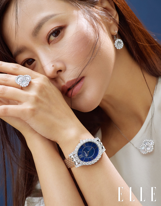 Actor Kim Hee-suns Spring is being collected every day.On March 23, Chopard released a new RO WOON picture cut with the Muse Kim Hee-sun, and produced a high-quality elegant and romantic atmosphere to announce the start of Spring.Kim Hee-sun in the picture still boasts clear skin and exclaims with unique alluring beauty.She showed a variety of moods ranging from business modern look to dressy costumes using Jacket. She set up a Blood Diamond in an oval-type dial in a monotonous style, and matched the elegant atmosphere with a watch and jewelery to complete a luxurious aura.The bright blue-colored blouse wore a modern jewelery with a square motif inspired by ice sculpture, adding a beautiful beauty of Kim Hee-sun to the ship.Black and white tones of Jacket and dress, which can look normal, gave a point to the look by choosing a minimalist design watch with sophisticated charm.In addition, navy and turquoise dresses have a more fascinating atmosphere by matching the blue and green color timepieces with the splendor of Blood Diamond.bak-beauty