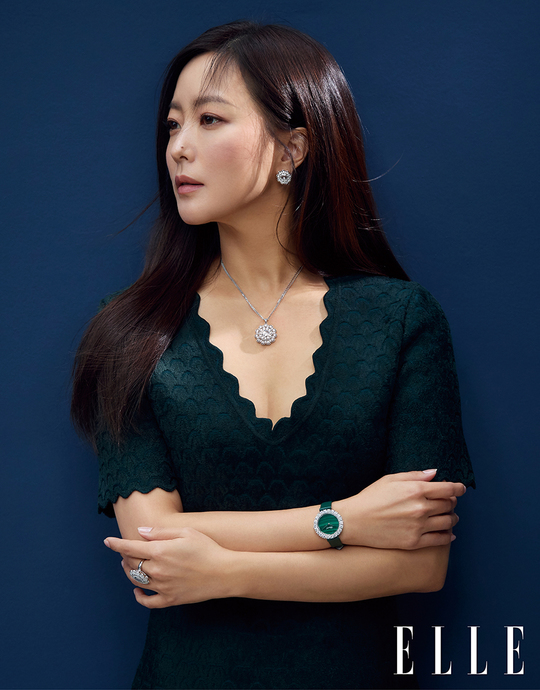 Actor Kim Hee-suns Spring is being collected every day.On March 23, Chopard released a new RO WOON picture cut with the Muse Kim Hee-sun, and produced a high-quality elegant and romantic atmosphere to announce the start of Spring.Kim Hee-sun in the picture still boasts clear skin and exclaims with unique alluring beauty.She showed a variety of moods ranging from business modern look to dressy costumes using Jacket. She set up a Blood Diamond in an oval-type dial in a monotonous style, and matched the elegant atmosphere with a watch and jewelery to complete a luxurious aura.The bright blue-colored blouse wore a modern jewelery with a square motif inspired by ice sculpture, adding a beautiful beauty of Kim Hee-sun to the ship.Black and white tones of Jacket and dress, which can look normal, gave a point to the look by choosing a minimalist design watch with sophisticated charm.In addition, navy and turquoise dresses have a more fascinating atmosphere by matching the blue and green color timepieces with the splendor of Blood Diamond.bak-beauty