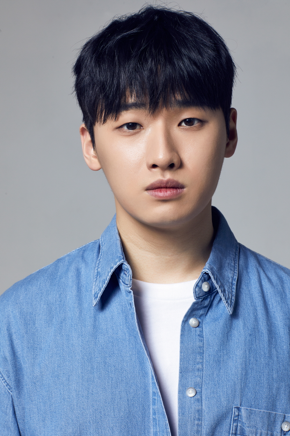 Like the ambassador Lee Ho-jin, do you want to take my side? Actor Lee David completed the Itaewon Clath safely with his teamwork with Park Seo-joon.Lee David joined forces with Roy (Park Seo-joon), who helped him after being bullied by his high school days, in the JTBC gilt drama Itaewon Klath (playplayplayed by Cho Kwang-jin and director Kim Sung-yoon), which ended on March 21, to break down a giant restaurant giants family. He played the role of Jin.He has played numerous roles since his debut, but his role as Lee Ho-jin was a challenge for Lee David as well.When I was first offered the role of Lee Ho-jin by the director, I was not sure that I could express my role well.Lee David said, I liked the genre like a comic dress, so I also enjoyed the original Itaewon Klath.But I was wondering if I could do well and I was worried. I have never played a role like a so-called elite wearing a suit.I was worried about being a friend with my brother (Park) Seo-joon, he said.The most prominent scene of Lee David and Park Seo-joons breathing is the scene where Lee Ho-jin visits the prison of Park Seo-joon.In the play, Roy puts his fist on the glass wall of the visiting room, saying to Lee Ho-jin, who has endured the harassment of The Fountainhead for revenge, Lee Ho-jin, do you want to take my side? Lee Ho-jin also punches him, answering, I came to do that.Until the moment of the shooting, Lee David had no idea how to express this scene, and he was worried that if he expressed it like a webtoon, he would break the entire flow of the drama.It is Park Seo-joon that blew the troubles in one room.Lee David said, I was worried about how to express it even if I kept thinking about it. On the day of shooting, Seo-joon laughed and laughed.I felt something unravelled when I saw it. He said, Every time I played the scene, I was worried not to look overly.Most of the characters, Lee Ho-jin, are with Roy, and every time I shoot, Im very much dependent on my brothers performance, he added.The biggest worry about the character Lee Ho-jin is his Friend acting with Park Seo-joon.For viewers, it was key that Park Seo-joon and Lee David didnt feel disparate with the setting of Friend.Lee David continued to worry that Seo-joon  could look like a friend with his brother, as if it was awkward to play in a suit.You cant be a distraction, he said. You made me joke a lot and make me feel comfortable.Ive been caught up in how to deal with it because I made him as clear as Friend, he praised.Lee David commented, I was most impressed by the scene where Roy comforted Hyun-yi (Lee Joo-young), who was forced to reveal that he was a transgender.Park Seo-joons calm and heavy speech is outstanding in the scene that I have played it so many times.In response, he said, There is a scene in the play where the new Roy comforts the new, I am me, I do not need the others understanding.The ambassador was good, but Seo-joon said, Im okay. And I liked the look on her face, which was crying when she heard it.Lee David, who filmed most of the scenes with Park Seo-joon, Kim Hye-eun and Kim Dae-mi, expressed regret that he wanted to hang out with his family at night.He wanted to feel like he was a member of the staff at night. Lee David said, I always talked to you.I was close to Ryu Kyung-soo, who played Choi Seung-kwon, because he was close to the movie in the past, and Kim Dae-mi was close to the same age, he said. Fortunately, I met with Actors for a while, including at a dinner party, but I seem to have become close to them soon.Lee David continued to praise the heroine Kim Dae-mi. The difference between movies and dramas is great.I had difficulty or trouble because it was the first time in the drama, but I quickly adapted, he said. I like the unique tone of Dami.Lee Ha-na