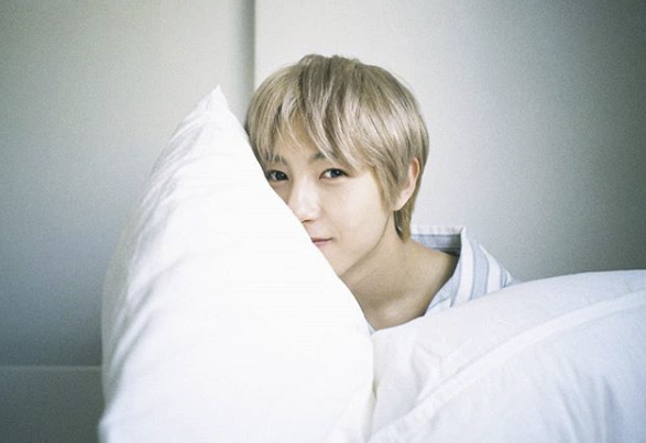 NCT member Run has celebrated his birthday.On the 23rd, NCT official Instagram posted a message called HAPPY BIRTHDAY TO # RENJUN WE Love YOU #HAPPYRENJUNDAY # Runjun # NCT # NCTDREAM along with a photo of Run.In the photo posted together, Run is smiling with his face buried in a white Pillow, making people smile with strange innocence and sexy.Born on March 23, 2000, Run celebrated his 21st birthday.Run, a native of Jilin, China, is a member of SM Entertainments group NCT and NCT DREAM, which fans are pouring out comments on celebration and cheering for Runs birthday.SNS