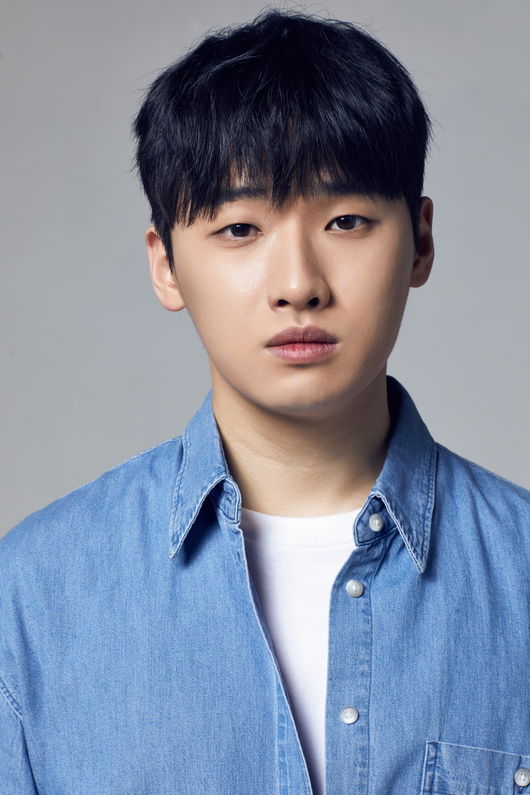 Following Interview1) Actor Lee David revealed a story of his acting respiration with Park Seo-joon in Itaewon Klath.Lee David met with Hapjeong-dong, Mapo-gu, Seoul on the morning of the 23rd and talked about the recently finished JTBC drama Itaewon Clath.Itaewon Klath is a drama about the HIP rebellion of youths who are united in an unreasonable world, stubbornness and arrogance. Itaewon seems to have compressed the world.This small street, the myth of the start-up of young people who pursue freedom with their own values.Based on the popular webtoon of the same name, it depicts the rebellion of Itaewon short night young people against the big business of the food industry.In the play, Lee David played Lee Ho-jin, a revenge fund manager after being bullied by the successor of the giant caterer Janga, The Fountainhead (an assistant), during high school.Lee Ho-jin suffered from heinous school violence, including being baptized by The Fountainhead in the early stages of the drama, and white milk.But when he saw Roy (Park Seo-joon) drying and admonishing the Fountainhead, he became a friend and met the inflection point.Lee David confessed that there was one of the most worrying scanes in relation to the character.Lee Ho-jin is a fund manager who visits the prison roy and becomes a friend.He said: Roy punches the prison visiting room Facing Windows, saying, Will you do my side?Then I (Lee Ho-jin) replied, I came to do that, and explained, It was a scene that punched together on the other side of Facing Windows.No matter how much I try the simulation with my head, it was a script that I would know if I went to the shooting scene that day, he recalled.Lee David said, It is a scene that is like a webtoon, but the webtoon is a cartoon, so I can see it because it is a cartoon, and I was not really drawn because I was actually shooting in front of the camera.I grabbed Friend and followed him, and if there was a glass door or something, I practiced it in front of Friend and played it like a joke.Especially, he said, When I went to the scene, I was a little surprised and relieved that Seo Jun was so stupid that he was doing this. It was not like a cartoon.I thought it would be nice if Seojin did it. I thought he would do it well. But he made it lighter and clearer than I thought.When I heard it, I felt relieved that I could just receive it. He emphasized, I was a scene. Lee David said, In fact, there are many people who say that the screen is still shrivelling. He said, I think there is a part that is shrivelling even if I look at it.He said, The director was also worried before the filming. He asked, What do you want to do with this? I waited because Seo Jun said, I just do it.I think I was really relaxed and relaxed because I was literally just in the actual shooting, he commented. (It continues at Interview3).