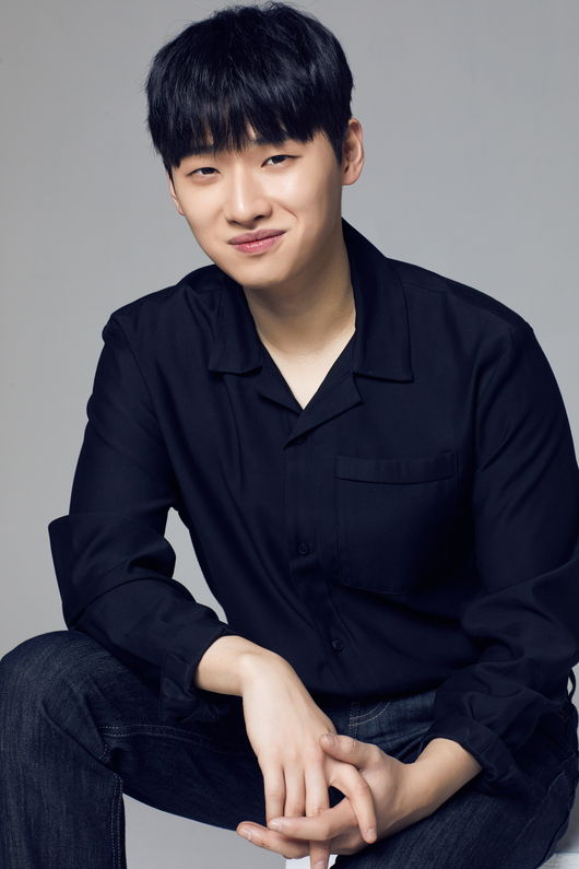 Following Interview1) Actor Lee David revealed a story of his acting respiration with Park Seo-joon in Itaewon Klath.Lee David met with Hapjeong-dong, Mapo-gu, Seoul on the morning of the 23rd and talked about the recently finished JTBC drama Itaewon Clath.Itaewon Klath is a drama about the HIP rebellion of youths who are united in an unreasonable world, stubbornness and arrogance. Itaewon seems to have compressed the world.This small street, the myth of the start-up of young people who pursue freedom with their own values.Based on the popular webtoon of the same name, it depicts the rebellion of Itaewon short night young people against the big business of the food industry.In the play, Lee David played Lee Ho-jin, a revenge fund manager after being bullied by the successor of the giant caterer Janga, The Fountainhead (an assistant), during high school.Lee Ho-jin suffered from heinous school violence, including being baptized by The Fountainhead in the early stages of the drama, and white milk.But when he saw Roy (Park Seo-joon) drying and admonishing the Fountainhead, he became a friend and met the inflection point.Lee David confessed that there was one of the most worrying scanes in relation to the character.Lee Ho-jin is a fund manager who visits the prison roy and becomes a friend.He said: Roy punches the prison visiting room Facing Windows, saying, Will you do my side?Then I (Lee Ho-jin) replied, I came to do that, and explained, It was a scene that punched together on the other side of Facing Windows.No matter how much I try the simulation with my head, it was a script that I would know if I went to the shooting scene that day, he recalled.Lee David said, It is a scene that is like a webtoon, but the webtoon is a cartoon, so I can see it because it is a cartoon, and I was not really drawn because I was actually shooting in front of the camera.I grabbed Friend and followed him, and if there was a glass door or something, I practiced it in front of Friend and played it like a joke.Especially, he said, When I went to the scene, I was a little surprised and relieved that Seo Jun was so stupid that he was doing this. It was not like a cartoon.I thought it would be nice if Seojin did it. I thought he would do it well. But he made it lighter and clearer than I thought.When I heard it, I felt relieved that I could just receive it. He emphasized, I was a scene. Lee David said, In fact, there are many people who say that the screen is still shrivelling. He said, I think there is a part that is shrivelling even if I look at it.He said, The director was also worried before the filming. He asked, What do you want to do with this? I waited because Seo Jun said, I just do it.I think I was really relaxed and relaxed because I was literally just in the actual shooting, he commented. (It continues at Interview3).