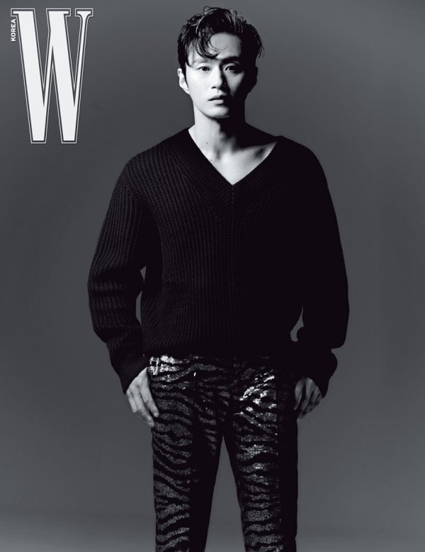 Kim Sung-kyu, who left an impression he wanted to make through the Kingdom series, released a April issue of the magazine W. (W Korea), published on March 21.Kim Sung-kyu, who was shot in black and white, has a variety of colors ranging from black knit to animated pants and jackets.In particular, Kim Sung-kyu produced a deadly atmosphere with deep eyes and expressions.On the other hand, Kim Sung-kyu will play the role of Kang In-wook, a classical pianist recognized among musicians in the TVN New Moon TV drama Ban-Yi-Ban (director Lee Sang-yeop, playwright Lee Sook-yeon), which will be broadcasted at 9 pm on the 23rd.Photo: W. (W Korea)