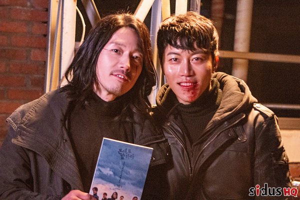 Actor Jang Hyuk revealed his end testimony on the 22nd, the original OCN Saturday, Tell As You Seen (playplayed by Ko Young-jae, director Han Ki-hyun) and the original OCN Saturday.In Tell Me As You See, Jang Hyuk not only created a complete character in the previous-class reversal by playing the role of Oh Hyeon-jae, a genius profiler who chases the criminal who lost his fiancee five years ago, but also portrayed the inner conflict between hidden truths, punishment and revenge.• Next: Tell as you see by Jang Hyuk End QAQ. I completed the character with detailed props such as gloves, sunglass, etc. Is it meaningful in these props? All of them were props used to hide the character Oh Hyeon-jae.Sunglass and wheelchairs were used as tools to hide Oh Hyeon-jaes physical condition at the beginning, and then Sunglass continued to wear them because Oh Hyeon-jae analyzed and profiled others psychology and only ITZY wanted to hide his psychological state.The gloves were a device to leave without leaving a trace after meeting him, expressing a grotesque feeling.Q. What if you count the most memorable scene and why? I think the Kim Na-hee case is in Memory.The scene where a woman who is eroded by the pain and wound that sent her child first kidnaps another child, pretends not to recognize the death of her child, and eventually sends the kidnapped child is left in the memory because the pain of Oh Hyun seems to be seen as it is.Q. The death of Yang Detective (Ryu Seung-soo) seems to have had the greatest impact on viewers and characters in the drama.What did Oh Hyeon-jae mean by the death of Detective? Something Oh Hyeon-jae didnt expect.Although the two did not have many contacts with ITZY, I would not have thought a lot about seeing the flowers on the Detective desk.And I was so sick and sorry for the pictures of the family photos and the members of the Kwangsu University team that I saw before the death of Yang Detective from the standpoint of viewers.Q. What would you think of the ending? What would Jang Hyuk have chosen?Oh Hyun-jae still expressed his intention to come out of the world with his will, but I do not think so.Q. Finally, I would like to ask End testimony and viewers a word. It seems to have been a difficult work.On the other hand, it is cool, and on the other hand, I feel sorry that ITZY could not be better.I would appreciate it if you think it is a work that many actors and crews have worked hard on the spot.I will study harder in the next work and say hello to you in a more advanced and better way. Thank you to the viewers who have been together until the end of the .