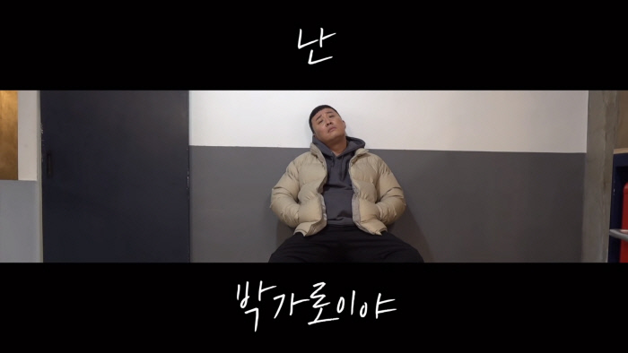 Broadcaster Jin-ha draws attention by completely parodying the style of Itaewon Clath Park Seo-joon.On the 21st, Jeong Jun posted a video on YouTube channel Jeong Juns Somori soup.The video featured a parody of the style of Park Seo-joon by JTBC drama Itaewon Klath, which recently ended in favor of Jeong Jun, and the process of transforming it into a perfect Roy, which focused many peoples attention.In the video, Jeong Jun said, Today is the day when Park becomes a boy. With the help of a stylist, he began to pick costumes.Jeong Jun showed the stylist the style he wanted among the costumes worn by Park Seo-joon in Itaewon Clath, and the stylist who saw it blurred the end, saying, It feels different to wear the same clothes as Park Seo-joon.Jeong Jun refuted that Park Seo-joon is similar to me, but soon he made a fuss about those who were subjected to factual violence by saying it is similar to height.After several trial and error, Jeong Jun found a costume similar to Roy, and when the costume suits him well, he said, Is not Park Seo-joon?Isnt it the new Roy? said Jeong Jun, who was confident, and laughed as if he were excited by the dance performance that announced the birth of the Roy?After purchasing the costume, Jeong Jun moved to the hair shop to recreate the trademark of Roys trademark, Bamtol Head.There, Jeong Jun met with Park Seo-joons hair director and asked for a night-tall cut, and laughed at the frankness of the director who answered Yes without hesitation to his question Is not it easy?After the hands of experts in each field, Jeong Jun, who succeeded in synchro rate 100% The Makeover from the costume of Roy to hairstyle and eyebrow shape, went out to meet citizens.Citizens facing Jeong Jun showed a positive response to his appearance reminiscent of Roy in the Itaewon Clath, saying, It is cool and It suits you well, while laughing at reality.At the end of the video, YouTube viewers said, Come on.It is a honey night, and the opening sequence of the RED line OLizynal series - Itaewon method clath, which parodys the opening sequence of Itaewon clath, was revealed and caught the attention.In addition, with the phrase comming soon, it predicted the new contents of Jeong Jun and doubled the expectation of viewers.Meanwhile, the RED Line OLizynal Series - Itaewon Method Klath will be released soon through the Jeong Jun personal YouTube channel Jeong Juns Somori soup, and Jeong Juns Somori soup is currently attracting great attention with more than 30,000 subscribers.YouTube Jeong Juns Somori soup