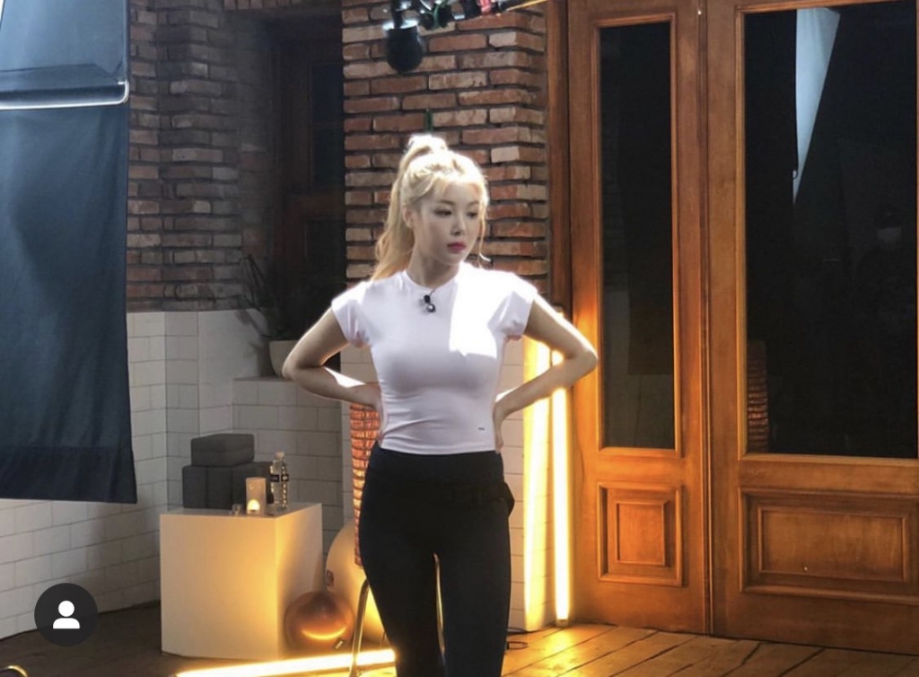 Singer Yubin has released a curious photoYubin posted a picture on his Instagram on the 23rd with an article entitled Preparing a Fun Project.In the photo, Yubin is looking at the floor with his hands up on the Waist, looking at the microphone from a Chanpur girl, who appears to be filming, in a comfortable outfit and practicing something.The netizens who watched this responded such as expected, pretty, I will wait.On the other hand, Yubin has started his own activities by announcing the establishment of a new company, Le Enter.