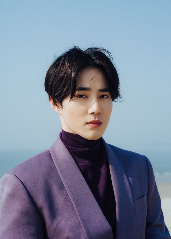 Suho will perform live broadcast Protection Exhibition: Love, Lets Do to commemorate Solo debut through Naver V LIVEs EXO channel at 8 p.m. on March 30, and will communicate closely with global music fans, which is expected to attract high attention.The broadcast will be conducted on the Dacent program concept in the exhibition, and Suho, who transformed into Dacent, will introduce the new album directly, as well as various stories such as album work behind-the-scenes and recent talk.In addition, Suhos first Solo album Self-Portrait, released on the 30th, contains a total of six songs including the title song Love, Lets Love, which is a warm modern rock genre, and Suho participated in the entire song, which is enough to meet Suhos musical sensibility.Meanwhile, Suhos first mini-album Self-Portrait will be released on March 30 at 6 p.m. on various music sites including Flo, Melon, Genie, iTunes, Apple Music, Sporty Pie, QQ Music, Cougu Music, and Couwer Music./ Photo = SM Entertainment