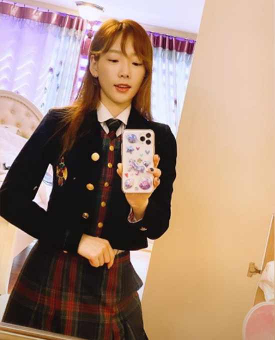 Singer Taeyeon wore the uniform she wore during her school days again.On the 23rd, Taeyeon posted several photos on his instagram story with an article entitled I have to wear uniforms because I came home.The photo showed Taeyeon wearing a light blue-impressive lower-shoe and a dark navy jacket, and her eyes were focused on the lovely smile of Taeyeon.Taeyeon turned her hairstyle into a school day and showed her perfect uniform fit. It was a uniform worn about 10 years ago, but it still looked good.The fans who watched the photos responded I believe even if it is a real high school student, It looks really good, It is pretty.On the other hand, Taeyeon has recently been communicating with fans by revealing daily life on SNS.