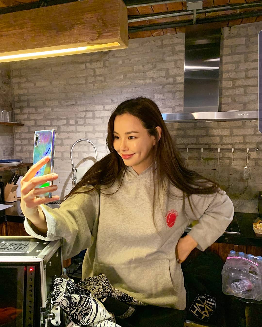 Actor Lee Ha-nui has reported on the latest.Lee Ha-nui posted several photos on his Instagram on the 23rd with Hashtag, # 2 weeks of transfer # springtime and #Cheer up our #stopcorona.Lee Ha-nui in the public photos is taking a self-portrait with a dimples. Lee Ha-nuis unchanging beauty and unique atmosphere, netizens responded hotly.Lee Ha-nui played Park Gyeong-seon in the SBS drama The Heat-blooded Death last year.Photo: Lee Ha-nui Instagram