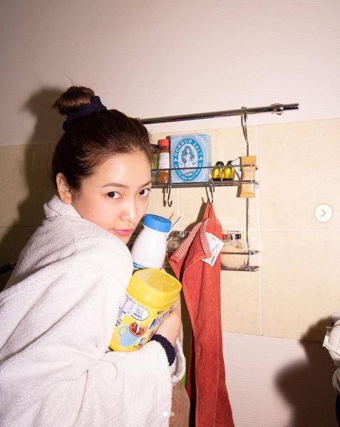Red Velvet Yeri has revealed the current state of the retro atmosphere.Yeri posted two photos on his Instagram on the 23rd with an article called Bunny.In the open photo, Yeri is holding a snack in a shower gown, and the photos taken by flashing flashes are full of retro sensibility.The netizens responded with comments such as It is so lovely and I will be a fan for a lifetime.Meanwhile, Red Velvet, which Yeri belongs to, released the repackaged album The ReVe Festival Final in December.Photo: Yeri SNS
