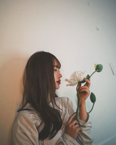 Weki Meki Choi Yoo-jung reveals Hwasa charmChoi Yoo-jung posted a picture on his instagram on the 23rd.Choi Yoo-jung in the public photo is looking at the white flowers and adds a neat charm with long straight hair.Weki Meki member Eli commented, What is it?Meanwhile, the group Weki Meki, which Choi Yoo-jung belongs to, released the digital single DAZZLE DAZZLE (Daezzle Dazzle) on February 20.Photo: Choi Yoo-jung SNS