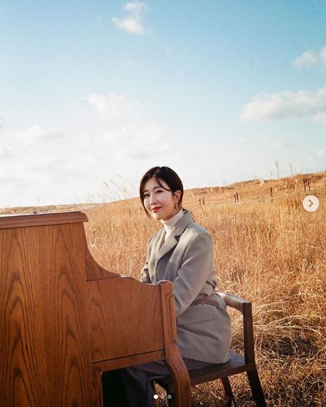 Davichi Lee Hae-ri has revealed a dazzling display at Reeds lawn.Lee Hae-ri posted three photos on his instagram on Sunday, along with an article entitled Pilka and Gamtu.Lee Hae-ri in the public photo is sitting in front of Piano in Reeds lawn and building a Hwasa Smile.Kang Min-kyung commented, Who wants a picture of the recent situation of the end of the mountain?Meanwhile, Lee Hae-ri released his second mini album From h on January 29th.Photo: Lee Hae-ri SNS