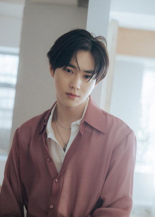 Suhos first mini album Self-Portrait, released on the 30th, contains a total of six lyrical songs based on band sound, including the title song Love, Lets Love, and Suho is participating in the concept planning as well as writing the entire song.The song Starry Night, which is a rock ballad genre, is expected to get a good response because it expresses the story after Suhos first Solo song Curtain, which was released through SM STATION (Station) in 2017, so that Suho can meet more mature musical sensibility.In addition, the lyrics include a breakup with a lover, a scene that is disconnected from the world as if it had lowered a dark curtain, and a cold piano, an electric guitar with a day, and a dynamic string performance maximize the sad atmosphere of the song.Meanwhile, Suhos first mini album Self-Portrait will be released on various music sites at 6 pm on the 30th.Photo SM Entertainment