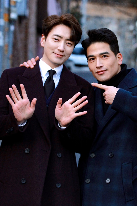 Together, youre twice as handsome. Lee Joon-hyuk and Yoo Guns eyeball Zheng He behind the scenes cut.The behind-the-scenes cut featuring Lee Joon-hyuk and Yoo Guns Twin Chemie, which featured Detective and a delightful chemistry as the culprit, was unveiled in MBCs new monthly drama 365: A Year Against Fate (hereinafter referred to as 365), which was first broadcast on Sunday.The photo of the two actors, who are actually close friends, focused attention.Lee Joon-hyuk and Yoo Gun in the public photos seem to pose the relationship between Detective and the criminal who showed a confrontation in the play, and they caught the eye with a hunky visual, such as staring at the camera with a soft smile.Lee Joon-hyuk and Yoo Gun, who are also members of a company, have created a cheerful shooting atmosphere by radiating a close chemistry in the field.Especially, the reason for the special appearance of Yoo Gun is also said to support Lee Joon-hyuks first drama 365, and the sticky friendship of the two actors has been warm.On the other hand, 365 is a drama about the Mystery survival game of those who have been trapped in an unknown fate when they return to a year ago dreaming of a perfect life.