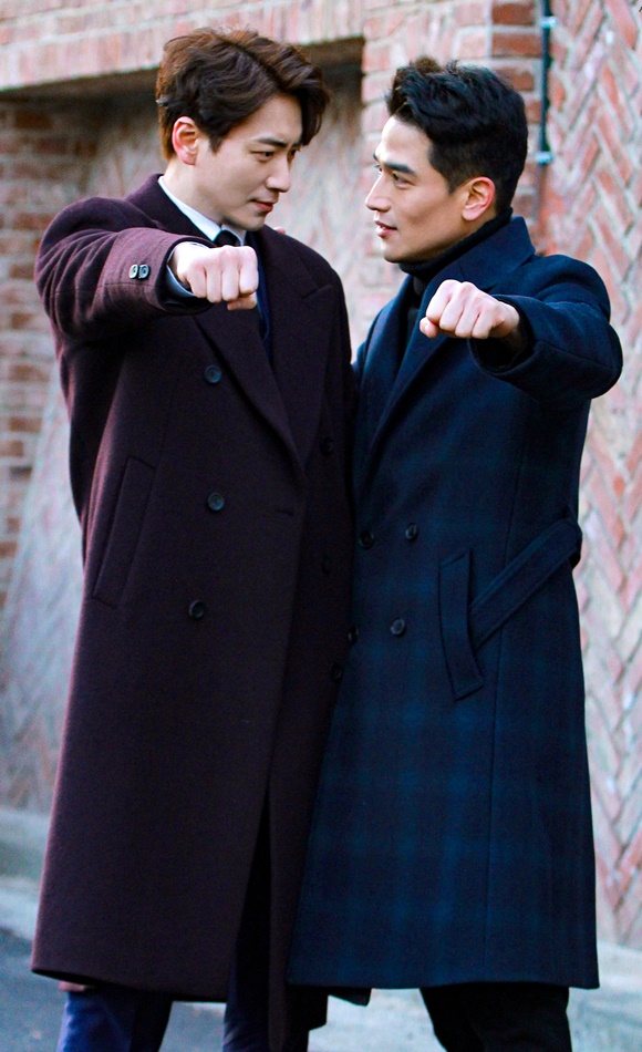 365 Lee Joon-hyuk Yoo Gun captures eye-dropping Zheng He moment doubling handsome Together, youre twice as handsome. Lee Joon-hyuk and Yoo Guns eyeball Zheng He behind the scenes cut.The behind-the-scenes cut featuring Lee Joon-hyuk and Yoo Guns Twin Chemie, which featured Detective and a delightful chemistry as the culprit, was unveiled in MBCs new monthly drama 365: A Year Against Fate (hereinafter referred to as 365), which was first broadcast on Sunday.The photo of the two actors, who are actually close friends, focused attention.Lee Joon-hyuk and Yoo Gun in the public photos seem to pose the relationship between Detective and the criminal who showed a confrontation in the play, and they caught the eye with a hunky visual, such as staring at the camera with a soft smile.Lee Joon-hyuk and Yoo Gun, who are also members of a company, have created a cheerful shooting atmosphere by radiating a close chemistry in the field.Especially, the reason for the special appearance of Yoo Gun is also said to support Lee Joon-hyuks first drama 365, and the sticky friendship of the two actors has been warm.On the other hand, 365 is a drama about the Mystery survival game of those who have been trapped in an unknown fate when they return to a year ago dreaming of a perfect life.