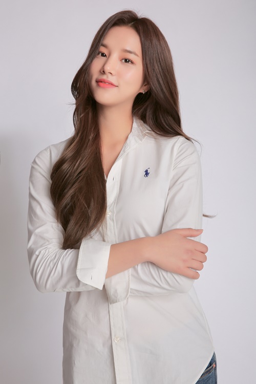 Girl group LABOUM (LABOUM) Ahn Sol-bin confirmed the appearance of Convenience store morning star.Ahn Sol-bin was confirmed to be cast as The The information is specific the SBS gilt drama Convenience store morning star, which is scheduled to be broadcast first in June.In the play, Ahn Sol-bin will show her sister breathing as the younger brother of Actor Kim Yoo-jung (played by Jeong Sae-byeol).The The information is specific a beautiful high school student with a pretty beauty, which is contrary to the image that Ahn Sol-bin has shown.The Convenience store morning star, which Ahn Sol-bin confirmed, is a 24-hour unpredictable comic romance in which Kim Yoo-jung, a 4-dimensional full-fledged star, and Choi Dae-hyun, a full-fledged manager of Hunan, (Ji Chang-wook) stage the Convenience store.On the other hand, Ahn Sol-bin has been steadily performing his activities with stable acting ability since his debut, appearing on SBS Good Witch, OCN Melo Holic, SBS Reunion World, web drama Soul Plate.Recently, he has become an acting stone that attracts attention by showing off his presence through special appearances on Channel A drama Touch and JTBC Itaewon Clath.