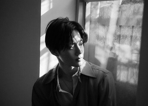 EXO Suho continues the charming Solo song Remady with the first mini album song Starry Night.Suhos first mini album Self-Portrait, released on the 30th, contains a total of six lyrical songs based on band sound, including the title song Love, Lets Love.Suho is participating in concept planning as well as writing all songs.In addition, the lyrics include a breakup with a lover, a scene that is disconnected from the world as if it had lowered a dark curtain, and a cold piano, an electric guitar with a day, and a dynamic string performance maximize the sad atmosphere of the song.Meanwhile, Suhos first mini album Self-Portrait will be released on various music sites at 6 pm on the 30th.