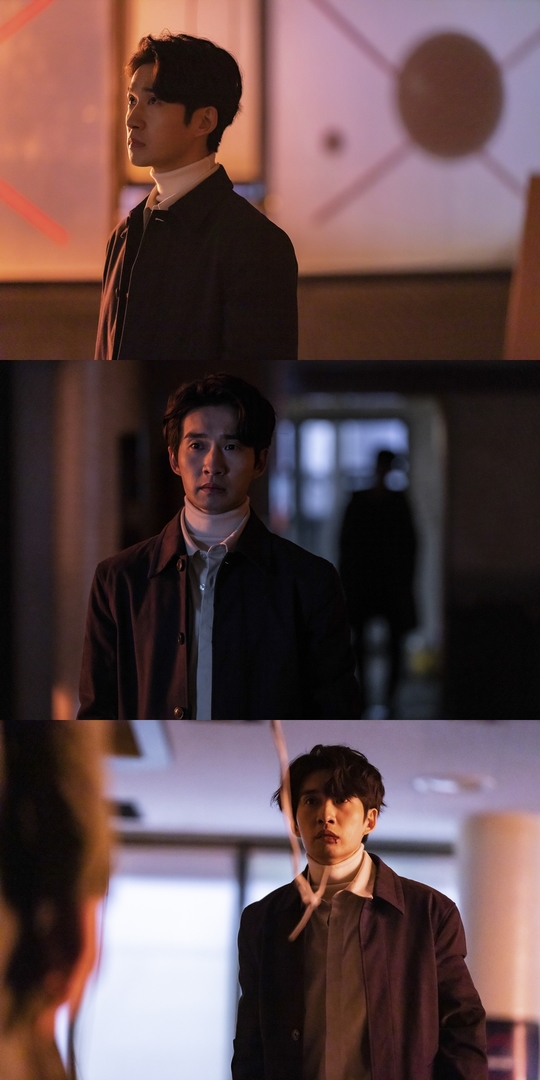 Ryu Deok-hwan is put in DangerIn the 7th episode of SBSs monthly drama No One Knows (playplayed by Kim Eun-hyang/directed by Lee Jung-heum) broadcast on March 23, the past trauma of teacher Lee Sun-woo (Ryu Deok-hwan) was revealed.In the past, Lee Sun-woo did not listen to the students words when the violence occurred among the students.At that time, Lee Sun-woo was hurt by his body and mind, but Lee Sun-woo was also hurt by the student who did not listen to the story.The child who was hurt so grew up and appeared in front of Lee Sun-woo.Lee Sun-woo, a student in the class, who crashed on the roof of the Millennium Hotel with secrets that no one can tell, was a caregiver of Ko Eun-ho (An Ji-ho). Lee Sun-woo was confused.However, Lee Sun-woo had vowed not to repeat the same mistake, and it is noteworthy whether Lee Sun-woo will continue to follow the trail of Ko Eun-ho or become a good adult who protects children.On March 24, the production team of Nobody Knows released Lee Sun-woo, who was in Danger, which no one expected, ahead of the 8th broadcast.Lee Sun-woo, who was in the photo, entered the waste building alone, where he found a dead body with Cha Young-jin (Kim Seo-hyung), a man who had just been killed, and he showed strong will in his expression as if he had made a firm decision.But soon Danger is detected: an unidentified black shadow was captured behind Lee Sun-woo, who turned around.In the next photo, Lee Sun-woo is shedding his head from his mouth to red blood with his head distracted.In front of him, there is a sharp object that can attack Lee Sun-woo at any moment. Through Lee Sun-woos expression, which seems to be terrified, he can guess the seriousness of the situation.What kind of Danger is Lee in? Who is the unidentified shadow that threatens him? Can Lee get out of this Danger?minjee Lee