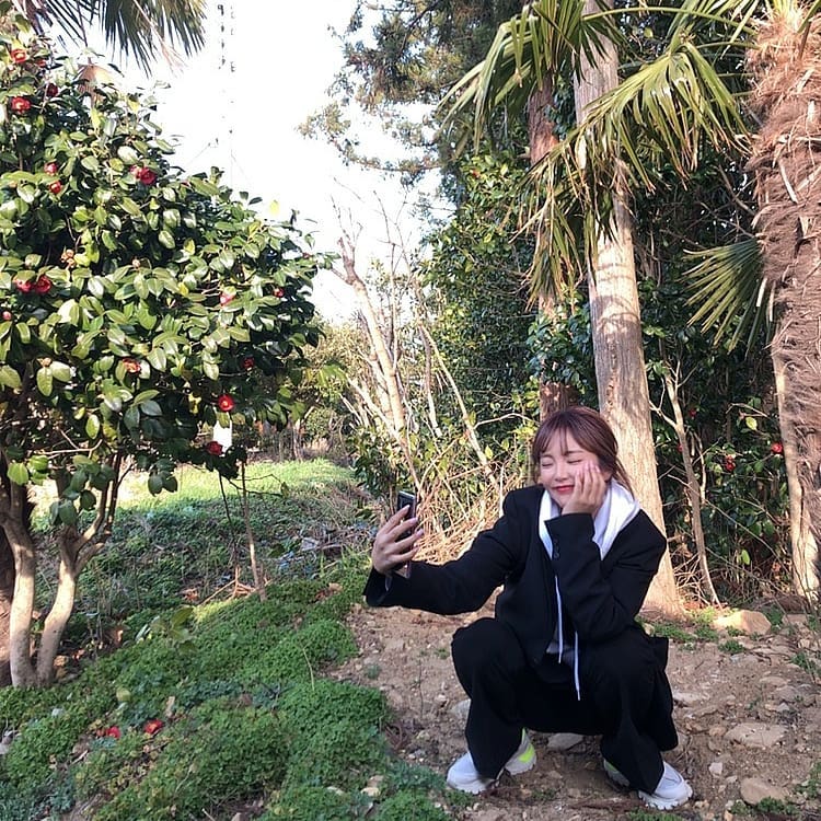 Singer Hong Jin-young continues to shoot new albums, showing off beautiful looks rather than flowers.Hong Jin-young told the personal Instagram on March 24, I did not even know that the children were taking pictures during the break during the shooting.I am a woman like this. In the photo, Hong Jin-young is wearing a black jacket on a white hooded T-shirt.Hong Jin-young sits alone and takes a selfie, followed by palm trees and camellia trees.Hong Jin-young boasted beautiful looks rather than camellia flowers with a refreshing smile.Hong Jin-young has stimulated expectations for a new album by attaching a hashtag called D-10 and Puffle to the photos and Instagram posted.Hong Jin-young has heralded a comeback a year after Lots of Love, which was released in March 2019.Choi Yu-jin