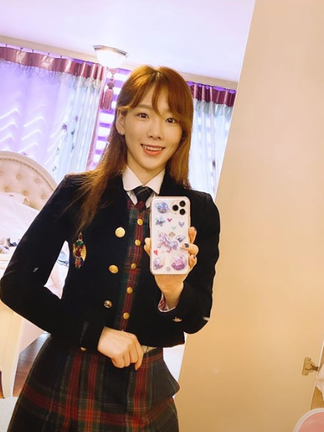 12 years ago Recall...Two days of topicUniform Celebratory photo by singer Taeyeon after a long timeThis is the second day of gathering topics.Taeyeon posted several photos on his 23rd day with his article I have to wear a uniform because I came home through his Instagram story.In the public photos, there is a picture of Taeyeon taking a selfie in Jeonju Art High School and Dongbok.Taeyeon boasted beautiful looks while still in school, despite being well over a decade old from high school.Fans who have seen Taeyeons uniform photos for a long time have responded hotly, saying, Both Taiyeon and uniform are so beautiful, High school uniforms are still right, and It is the same as high school students.Taeyeon made his debut as a girl in 2007 and graduated from Jeonju Arts High School in 2008 the following year.Taeyeons high school days are gathering attention again with the photo released on this day, and Taeyeon was very popular with its cute and cute charm at the time of high school.Meanwhile, Taeyeon will release a new song Happy.taeyeon Instagram