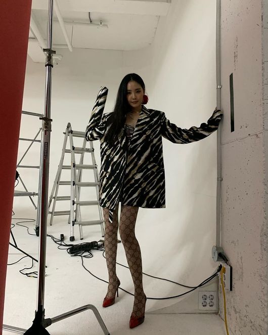 Son Na-eun of Group Apink showed off his extraordinary Leg-beauty.Son Na-eun posted several photos on his Instagram on the 24th without any comment.In the public photos, Son Na-eun, wearing a colorful pattern jacket, poses on the set.Son Na-euns beauty and slender leg-beauty, which perfectly digest colorful fashion, catch the eye.On the other hand, Son Na-eun will appear in the MBC monthly mini series Would you like to eat dinner together?Son Na-eun Instagram