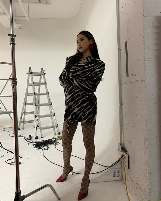 Son Na-eun of Group Apink showed off his extraordinary Leg-beauty.Son Na-eun posted several photos on his Instagram on the 24th without any comment.In the public photos, Son Na-eun, wearing a colorful pattern jacket, poses on the set.Son Na-euns beauty and slender leg-beauty, which perfectly digest colorful fashion, catch the eye.On the other hand, Son Na-eun will appear in the MBC monthly mini series Would you like to eat dinner together?Son Na-eun Instagram